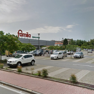 Ladro di portafogli tra gli scaffali del supermercato