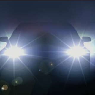 Auto sfonda il passaggio a livello e si blocca sui binari