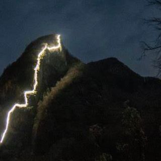 Una suggestiva immagina della Ferrata Falconera illuminata