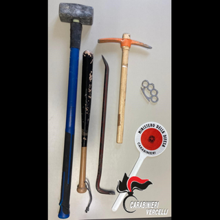 Si introducono nell'ex Outlet di Santhià: denunciati in sei