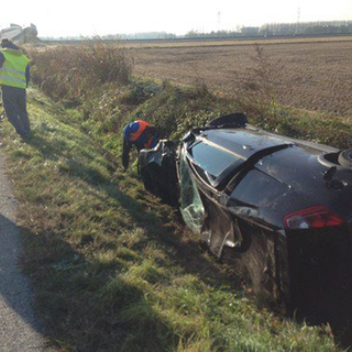 Pauroso frontale: un'auto finisce nel canale