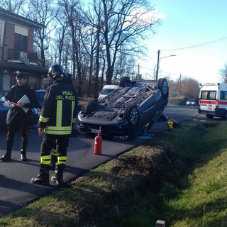 Frontale tra due auto: una si rovescia - LE FOTO