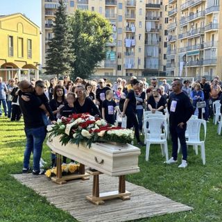 A Brandizzo l’ultimo saluto a Giuseppe Sorvillo: “Rendiamo umano il lavoro, perché si possa tornare a casa” [FOTO]