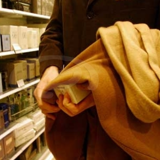Fanno razzìa di cosmetici: due persone nei guai