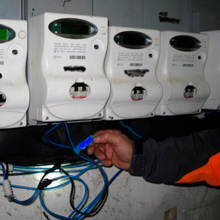 Furto di energia elettrica: illuminano due appartamenti collegandosi abusivamente alla rete