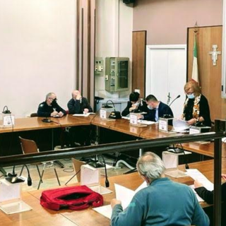 Aggredisce i genitori e danneggia l'auto della mamma con una spranga: 24enne in manette