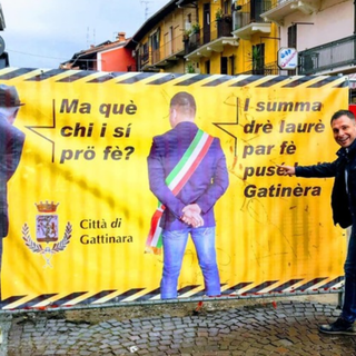 Lavori in corso a Gattinara: a sorvegliare il cantiere l'"umarell" dipinto