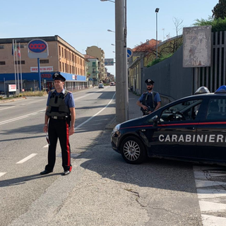 Con la "tecnica dell'abbraccio" sfila la catenina d'oro a un 70enne