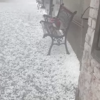 Violento temporale di grandine nel Novarese. Danneggiato anche un aereo in volo