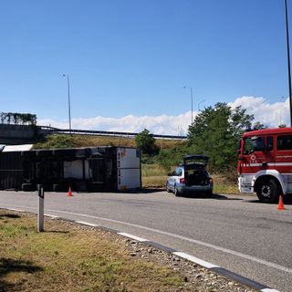 Rimorchio in fiamme tra Balocco e Greggio