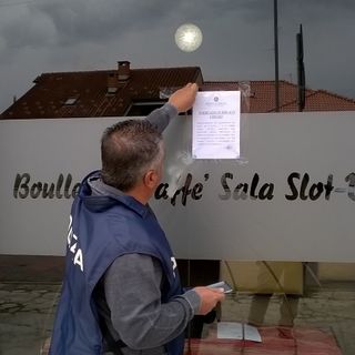 Le forze dell'ordine appongono il provvedimento di chiusura temporanea del locale