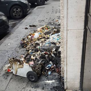 Piromani in azione: a fuoco un'auto e cassonetti dei rifiuti