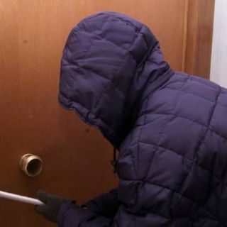 In manette due ladre "acrobate"