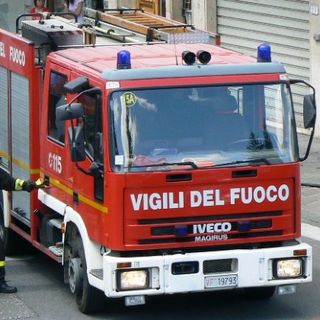 Salta la corsia in autostrada schiantandosi contro un camion