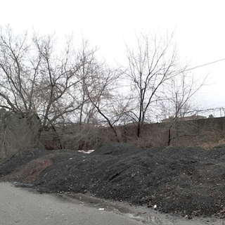 Materiale edile da smaltire in via Montebello