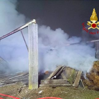 Legnaia e fienile in fiamme a Lenta