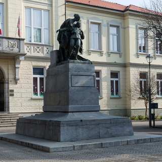 Tso e denuncia per il 28enne che ha distrutto la corona dei Caduti