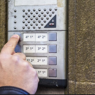 Festa in casa (con schiamazzi): 14 multe per violazione delle norme anti Covid