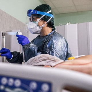 «Io medico e malato Covid, vi dico: Non pensate di essere onnipotenti, abbiate rispetto per voi stessi»