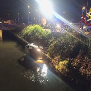 Fuori strada con l'auto: la corsa finisce nella roggia a Porta Torino