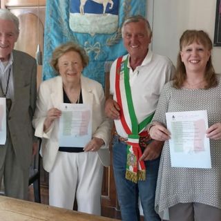 Nick, Jennifer, Sarah-Jane Hall-Withe insieme al sindaco Bondetti