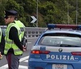 Inverte la marcia in autostrada: automobilista nei guai