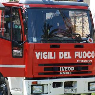 Mercedes a fuoco a Borgo Vercelli