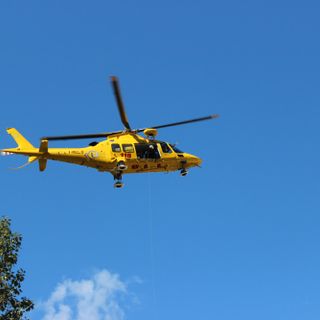 Cade dalle scale scendendo in cantina, è in codice rosso