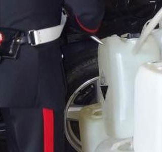 Portano un ragazzino a rubare carburante