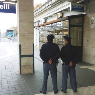 In giro di notte, con coltello, manette e pistola ad aria compressa