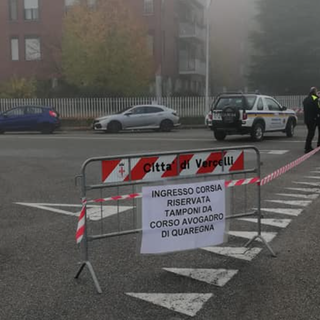 Aumenta la pressione sul pit stop tamponi: tornano divieti di sosta e corsia dedicata