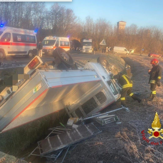 Incidente a Rovasenda: furgone e Fiat 500 finiscono fuori strada