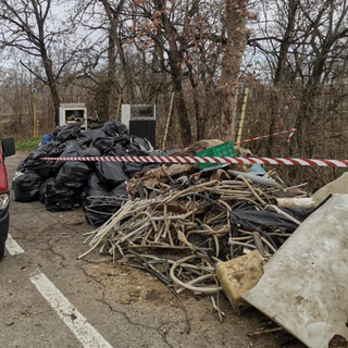 Gli ultimi rifiuti rimossi dall'argine della Sesia