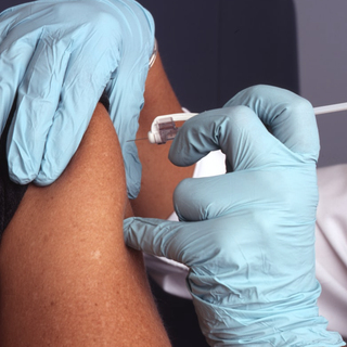 Vaccino Covid: Aifa dà il via libera alla terza dose per anziani e soggetti fragili