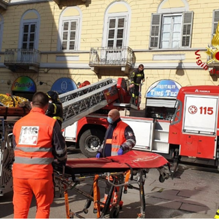 Bloccato dopo un infortunio: uomo trasportato fuori casa con l'autoscala