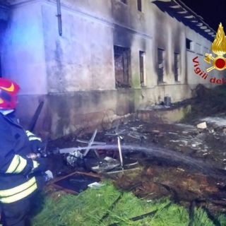 Sterpaglie in fiamme: l'incendio rischia di coinvolgere anche uno stabile