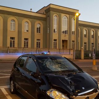 Due ragazzi investiti in piazza Cesare Battisti