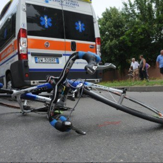Scontro tra bici e auto: vercellese in ospedale