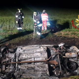 Finisce fuori strada e l'auto prende fuoco - LE FOTO