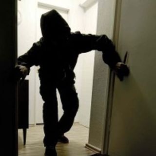 Spaccata in un'abitazione, i ladri fuggono con quattro fucili da caccia