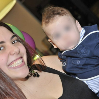 Gaia Russo con il piccolo Leo in braccio