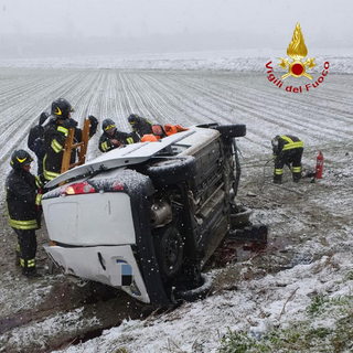 Auto fuori strada: due persone intrappolate