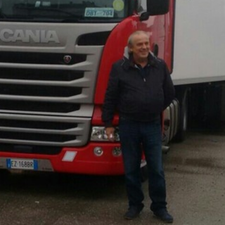 Luciano Longhi accanto al suo camion