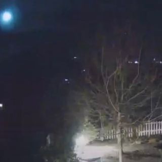 Luce di colore blu nei cieli della Valle Elvo, forse una meteora VIDEO