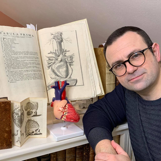 Il dottor Sergio Macciò (e sotto la copertina del libro)