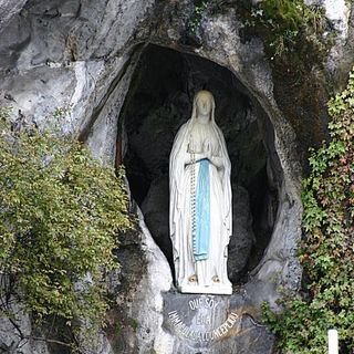 Statue della Madonna di Lourdes, cosa rappresentano