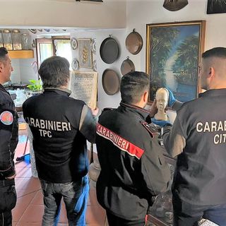 Perde il controllo dell'auto e trancia i tubi del gas: 29enne positivo all'alcoltest