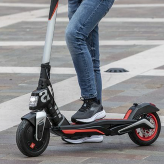 Trasportava droga a bordo del monopattino rubato: doppia denuncia