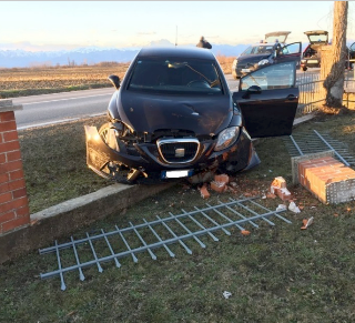 L'auto incidentata al termine della fuga