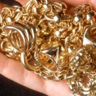 Chiusi dal Questore due Compro-Oro: denunciati i titolari